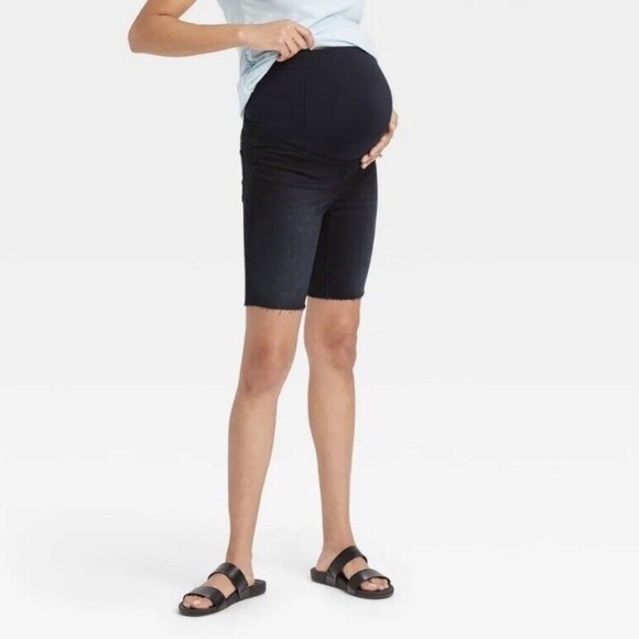 NWT Ingrid & Isabel Maternity Black Crossover Bermuda Maternity Jean Short - Picture 1 of 3